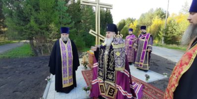 Владыка Зосима освятил Поклонный Крест в Усолье